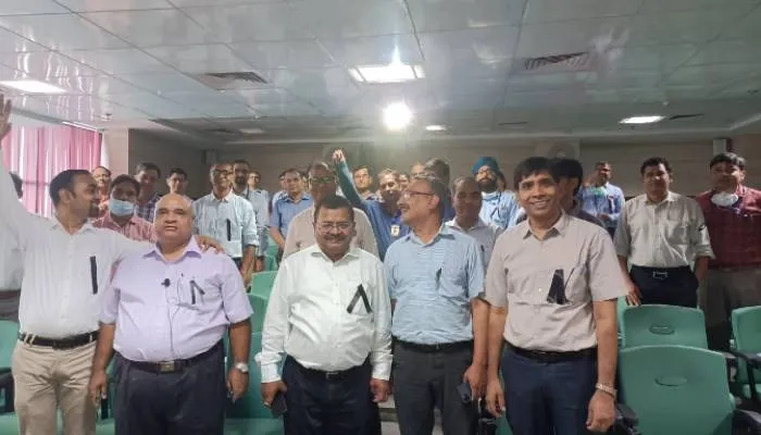 लखनऊ: केजीएमयू के शिक्षकों ने काला फीता बांधकर किया कार्य, जानें वजह