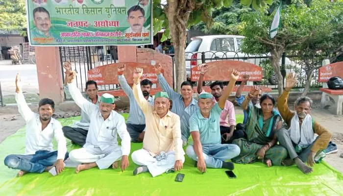 अयोध्या: टेनी की गिरफ्तारी की मांग को लेकर अनिश्चितकालीन धरने पर बैठी भाकियू