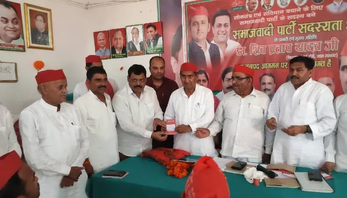 बहराइच: सदस्यता अभियान को लेकर सपा कार्यालय पर हुई बैठक, पूर्व मंत्री ने कहा- अधिक से अधिक लोगों को पार्टी से जोड़ें