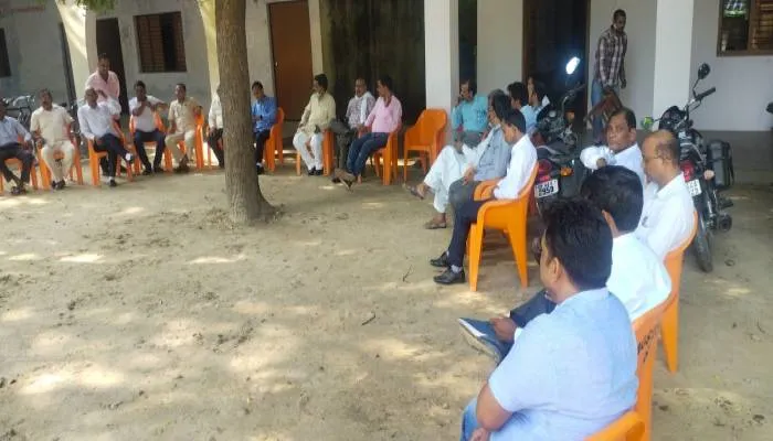 सुल्तानपुर: वेतन न मिलने से शिक्षकों ने किया चाक डाउन, डीआईओएस के प्रति जताई नाराजगी