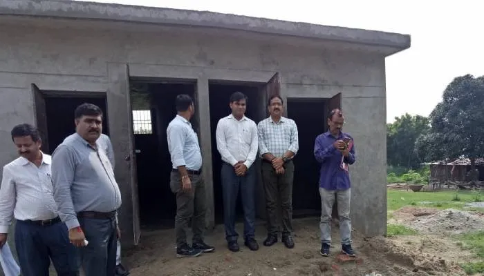 बहराइच: बीएसए ने परिषदीय विद्यालयों का किया निरीक्षण, शिक्षकों में मचा हड़कंप