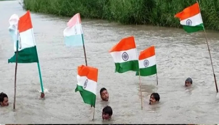 कानपुर: गंगा में तिरंगा यात्रा निकाल कर तैराकों ने पेश की राष्ट्रभक्ति की मिसाल