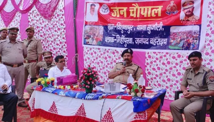 बहराइच: एसपी ने जनजातीय गांव में चौपाल लगाकर किया  ग्रामीणों का सम्मान, कहा- कुप्रथा से दूर रहे समाज के लोग