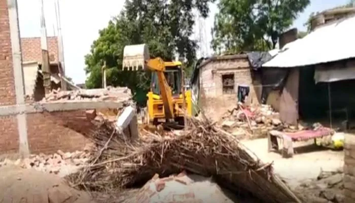 बाराबंकी: अवैध निर्माण पर चला बुलडोजर, पशु अस्पताल की जमीन को कराया कब्जा मुक्त