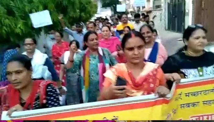 लखनऊ: महिलाओं ने निकाली जागरुकता रैली, कहा- सब मिलकर करें सहयोग, नहीं फैलेगा संक्रामक रोग