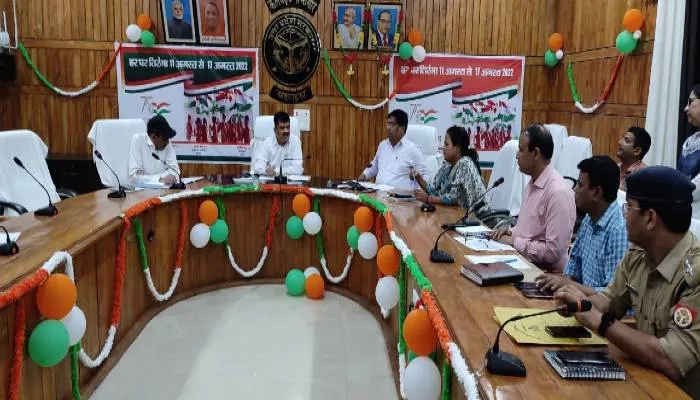 बहराइच: बैठक में डीएम ने जताई नाराजगी, दो एसडीएम समेत नौ अधिकारियों का रोका वेतन