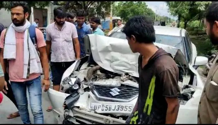 इटावा: हाईवे पर बस ने कार में मारी सामने से टक्कर, कई घायल