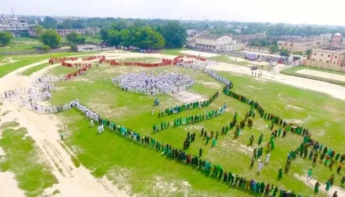 जौनपुर: तिरंगे की ड्रेस में मानव श्रृंखला बनाकर मनाया आजादी का जश्न