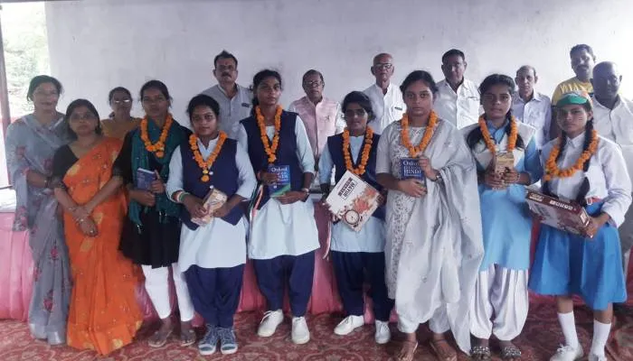 अयोध्या: सम्मान पाकर खिले छात्राओं के चेहरे, यूपी बोर्ड परीक्षा में किया था उत्कृष्ट प्रदर्शन