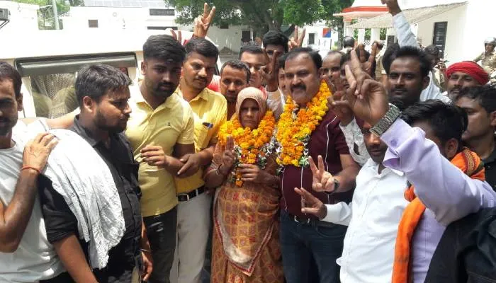 अयोध्या: उपचुनाव में पूर्व प्रधान की पत्नी पुष्पलता ने अपने  निकटतम प्रतिद्वंदी को 41 मतों से किया पराजित