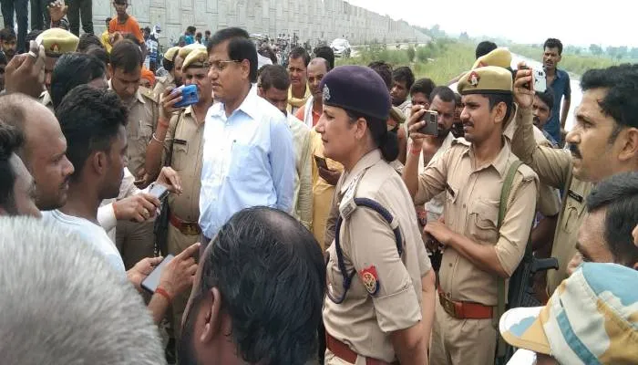 रायबरेली: शारदा नहर में डूबे युवक की तलाश में पुलिस उदासीन, ग्रामीणों ने रोका राजमार्ग