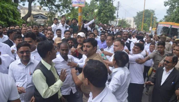 अयोध्या: कालिका हवेली मामले में आरोपियों की गिरफ्तारी न होने से आक्रोशित वकीलों ने किया प्रदर्शन