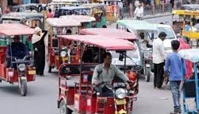 लखनऊ: राजधानी के हर चौराहों पर फिर ई-रिक्शों का कब्जा, प्रतिबंधित रूटों पर भी रोक नहीं लगा पा रहे जिम्मेदार