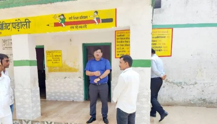 महराजगंज: स्कूल में आर्केस्ट्रा कराने का वीडियो हुआ वायरल, प्रधानाध्यापक निलंबित, ग्राम प्रधान के विरुद्ध एफआईआर दर्ज