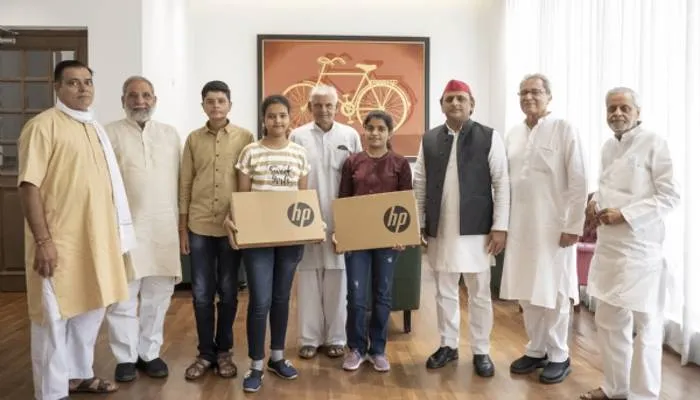 अखिलेश यादव ने सीबीएसई परीक्षा में उत्कृष्ट प्रदर्शन करने वाली छात्राओं को दिया लैपटॉप
