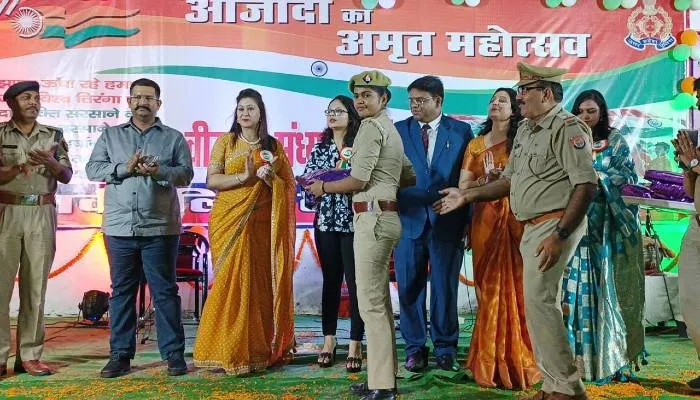 बहराइच: अमृत महोत्सव वीर रस संध्या का हुआ समापन, मैराथन दौड़ में शामिल सिपाहियों को मिला सम्मान