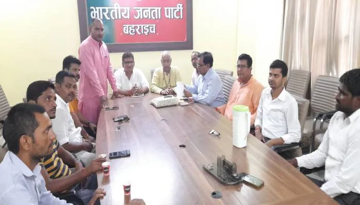 बहराइच: शिक्षक स्नातक चुनाव को लेकर भाजपा कार्यालय में हुई बैठक, मतदाता बनाने पर दिया गया जोर