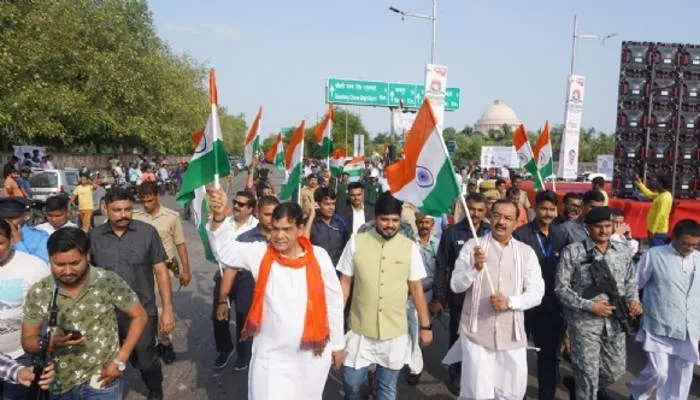 लखनऊ: दो किमी लंबे तिरंगे के साथ देशभक्ति में रंगे लोग, केशव मौर्य व एके शर्मा ने किया उत्साहवर्धन