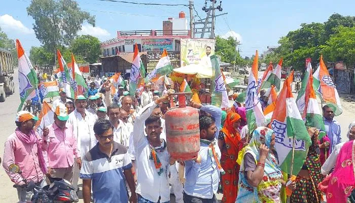 रायबरेली: ज्ञापन देने पहुंचे कांग्रेसियों ने अधिकारी के न मिलने पर काटा हंगामा