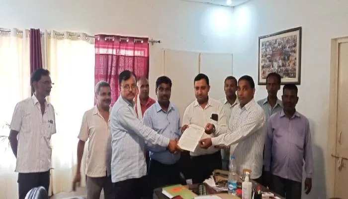 अयोध्या: विभिन्न मांगों को लेकर माध्यमिक शिक्षणेत्तर संघ ने डीआईओएस सौंपा ज्ञापन