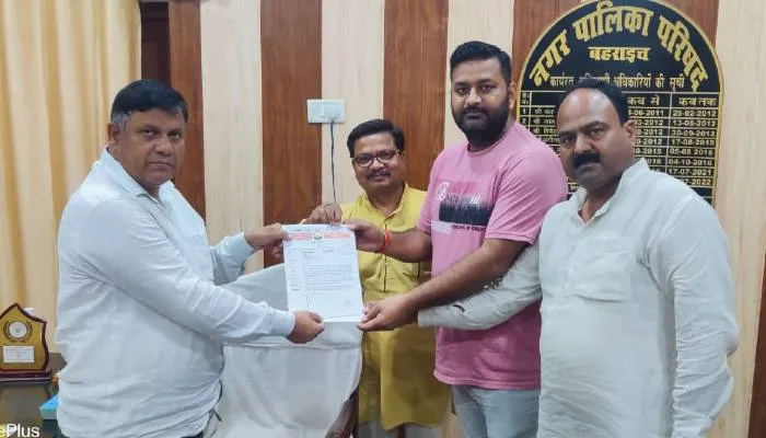 बहराइच: स्टीलगंज तालाब का सौंदर्यीकरण कराए जानें की मांग को लेकर नपाप प्रशासन को सौंपा ज्ञापन