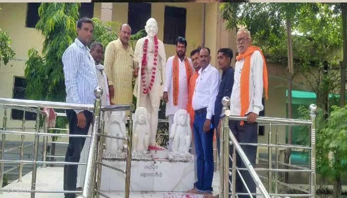 रायबरेली: भाजपा नेता ने बापू को नमन कर दिया हर घर तिरंगा और स्वच्छता का संदेश