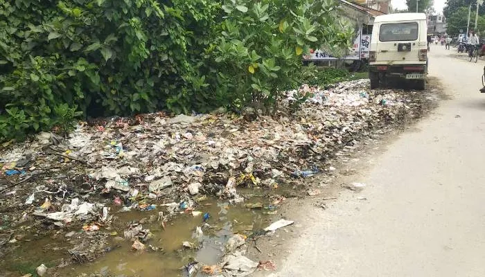अयोध्या: बरसात के चलते गांवों में चौतरफा गंदगी का अंबार, नहीं सुध लेते हैं सफाईकर्मी