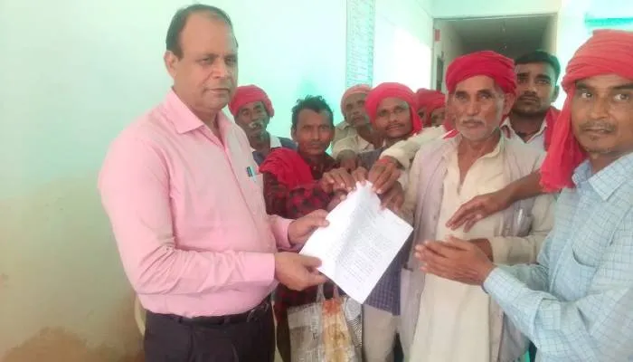 बहराइच: ग्राम प्रहरियों ने नियमित ड्यूटी की मांग को लेकर सीएम योगी के नाम एसडीएम को सौंपा ज्ञापन