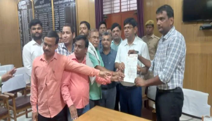 अयोध्या: आंदोलनरत जिला सहकारी बैंक के कर्मियों ने मांगों को लेकर एडीएम को सौंपा ज्ञापन