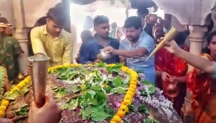 वाराणसी: सिद्धपीठ जागेश्वर महादेव का हरियाली श्रृंगार, दरबार में श्रद्धालुओं की लगी कतार