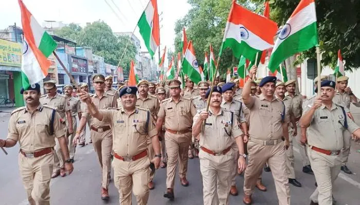 कानपुर: तिरंगे के संग भ्रमण पर निकले पुलिस कमिश्नर, कराया भयमुक्त माहौल का अहसास