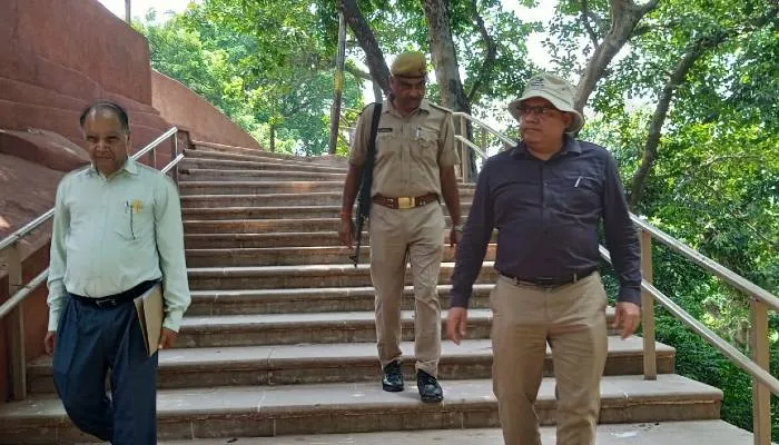 मंडलायुक्त ने किया अयोध्या का भ्रमण- मणिपर्वत की सीढ़ियों की मरम्मत का दिया निर्देश