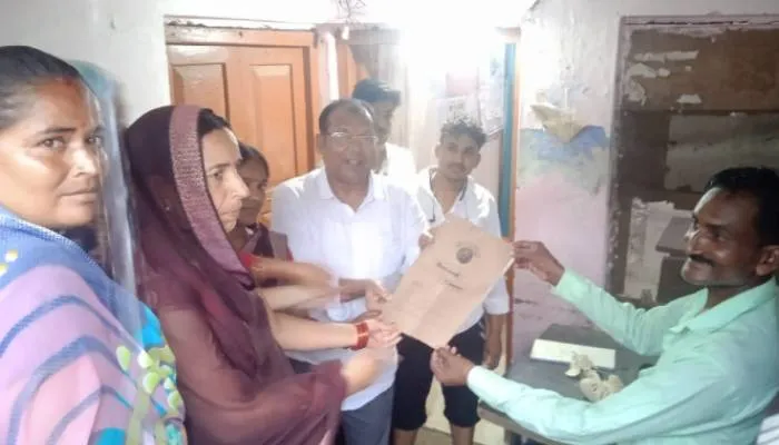 बहराइच: बिना वेतन के काम कर रहीं आशा और आशा संगिनियों ने सीएमओ को भेजा ज्ञापन