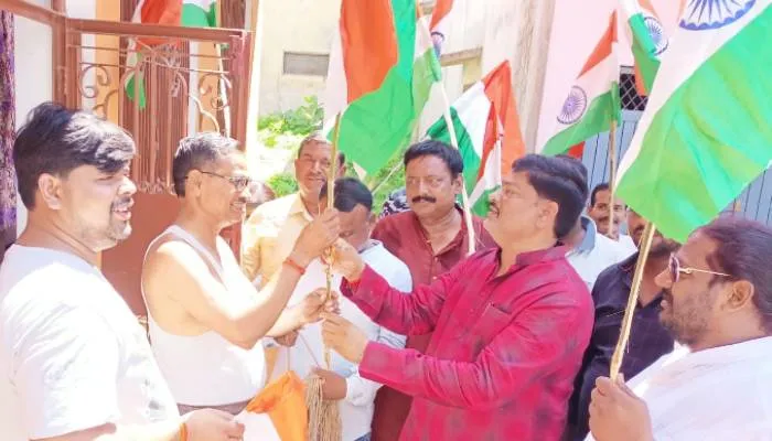 अयोध्या: सपा ने राष्ट्रध्वज अभियान का किया आगाज, पूर्व राज्यमंत्री पवन पांण्डेय ने की शुरुआत