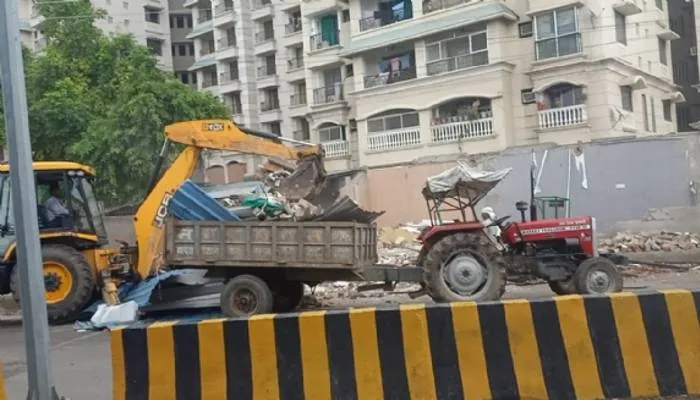 वाराणसी: वरूणा एंक्लेव अपार्टमेंट में भाजपा नेता का अवैध निर्माण ध्वस्त, वीडीए ने की कार्यवाही