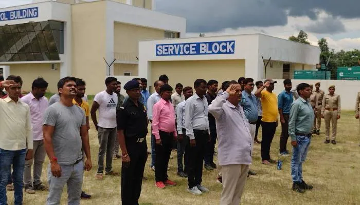 सुलतानपुर: पूर्वांचल एक्सप्रेसवे पर पुलिस कर्मियों ने निकाली तिरंगा यात्रा, मुजेश टोल प्लाजा पर किया ध्वजारोहण