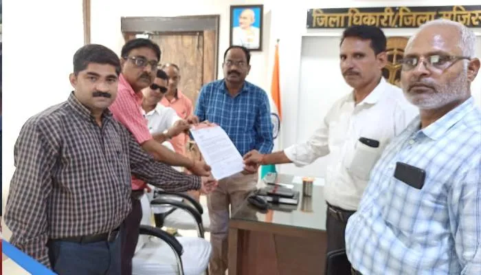 सुल्तानपुर: अनुदानित महाविद्यालय के स्ववित्त पोषित शिक्षकों ने डीएम को सौंपा ज्ञापन, सीएम से की यह मांग