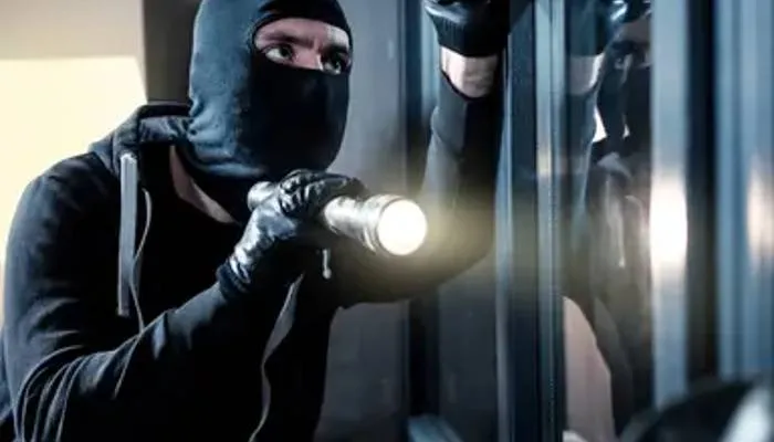 अयोध्या: पहले मकान में की सेंधमारी …फिर परचून की दुकान से भी नगदी उड़ाई