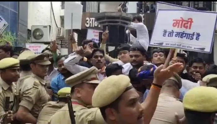 लखनऊ: महंगाई व बेरोजगारी के खिलाफ सड़क पर उतरी AAP, पुलिस से हुई जमकर नोंकझोक