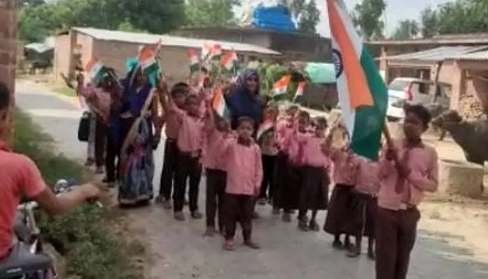 बाराबंकी: बच्चों ने तिरंगा यात्रा निकालकर किया लोगों को जागरूक
