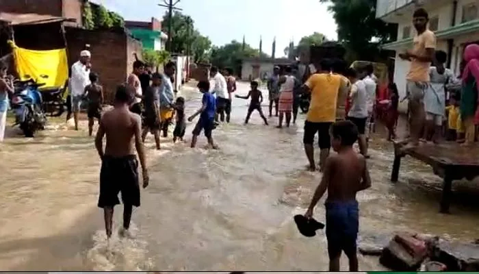 बहराइच: दौलतपुर गांव में अचानक घुसा बाढ़ का पानी, मुश्किल में लोग