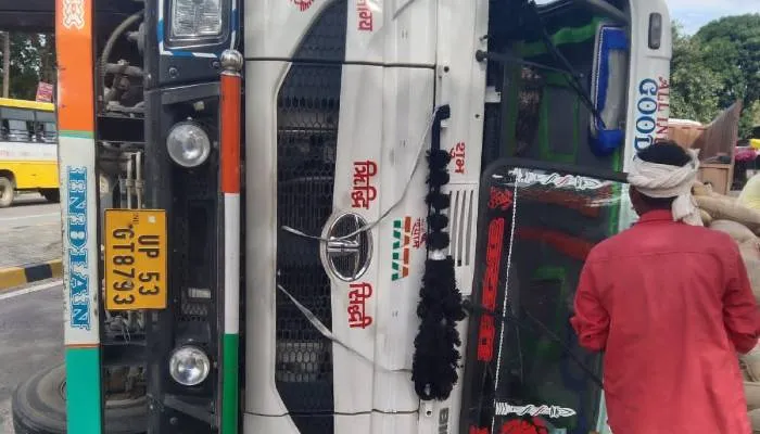 बाराबंकी: गाय को बचाने के चक्कर में बाजरे से भरा ट्रेलर पलटा, चार घायल