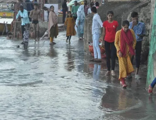 वाराणसी: खतरे के निशान से एक मीटर ऊपर बह रही गंगा नदी, डूबे कई घाट और मोहल्ले