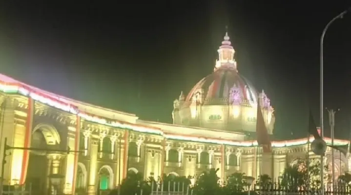 लखनऊ : तिरंगे के रंग में रंगी राजधानी, जाने क्या कहा लोगों ने