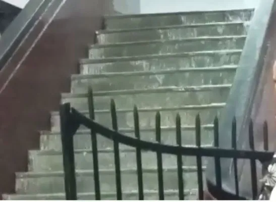 कानपुर: उर्सला अस्पताल के वार्डों में भरा पानी, मची भगदड़