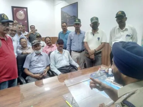 हल्द्वानी: नायक सुरेंद्र सिंह के घर हुई चोरी पर एसपी सिटी से मिले गौरव सैनानी, बोले- कार्रवाई नहीं हुई तो उठ जाएगा जनता का भरोसा