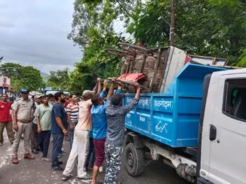हल्द्वानी: वर्कशॉप लाइन में फुटपाथ पर खड़े ठेले खदेड़े गए