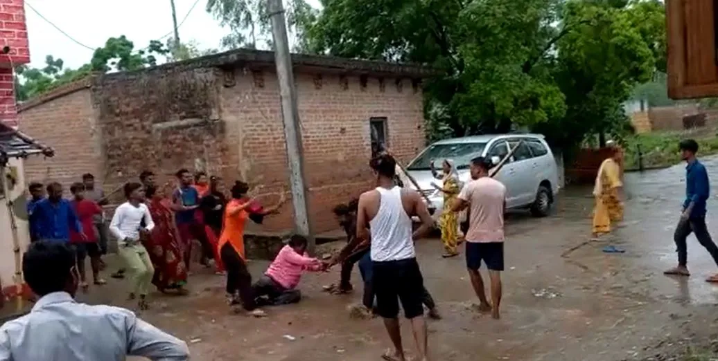पीलीभीत: कंचे खेलने के विवाद में दो पक्षों में खूनी संघर्ष, कई चोटिल, देखें वीडियो