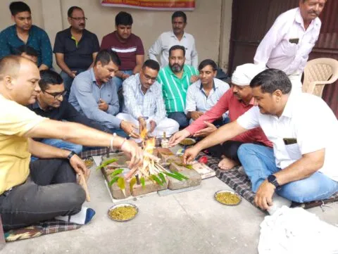 धामी सरकार की बुद्धि शुद्धि के लिए हल्द्वानी में ठेकेदारों ने किया यज्ञ, रॉयल्टी नीति का कर रहे विरोध… देखें VIDEO