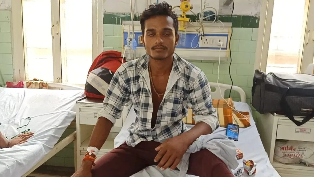 सांप काटने के बाद बरेली जिला अस्पताल में भर्ती आकाश 